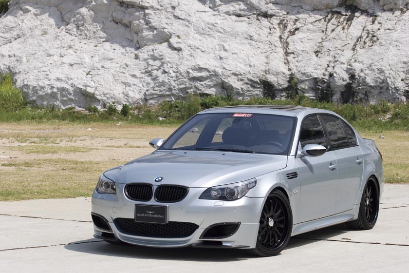 Е60 спорт. BMW m5 e60 серебристый. БМВ м5 е60 серебристая. BMW 5 e60 серебристая. BMW m5 e60 Wald.